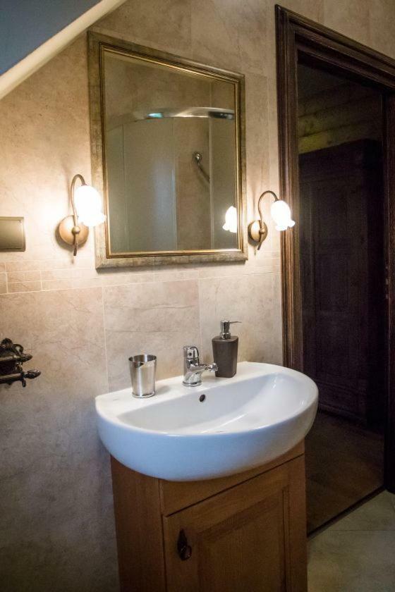 Stary Lwow Bed & Breakfast Korczyna  Екстериор снимка